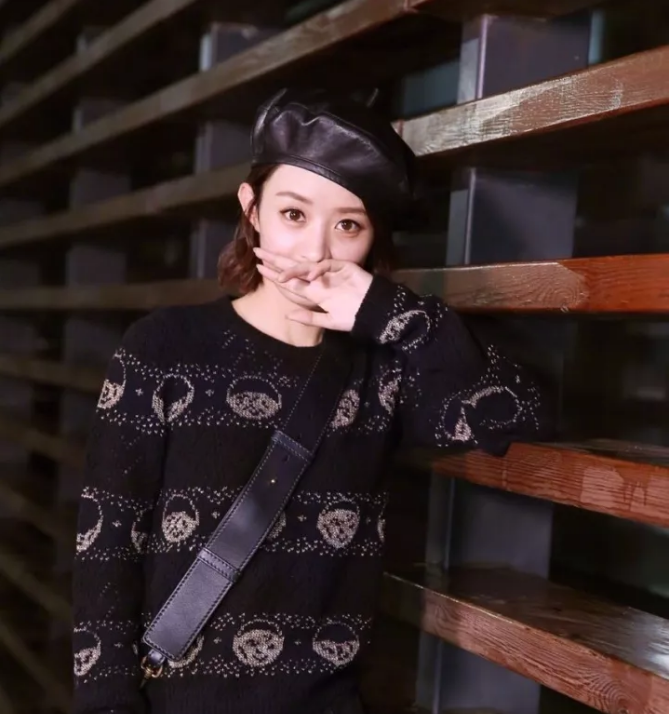 今年秋冬最chic！原來(lái)短發(fā)和帽子這么配?。? border=